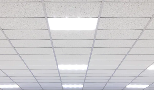 Plafond &agrave; grille avec des panneaux LED comme luminaires encastr&eacute;s 