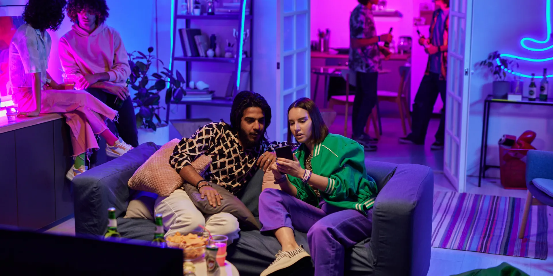 Jongeren die thuis rondhangen in een kamer met slimme verlichting